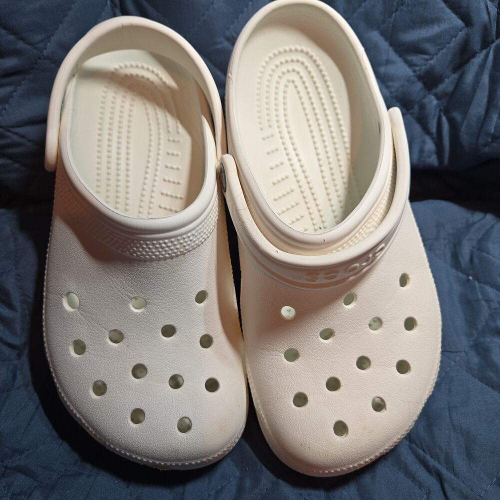 White Crocs Unisex Women’s Size 8 Men’s 6 Good Condition